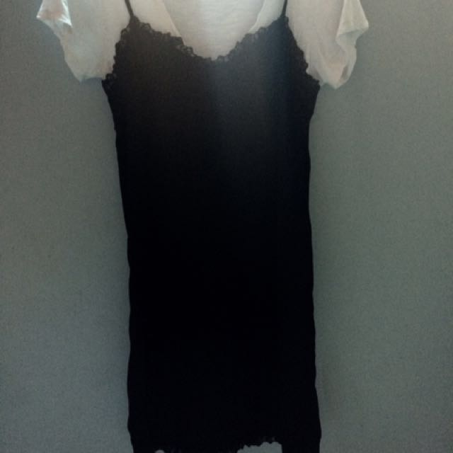 F21 slip-on dress (Category: Dresses) located in Quezon City. Submitted by lorgeeee (Listing ID 129175491, Image 3). Description: Condition: 9/10 Mid-length, with slit on the side, adjustable straps.