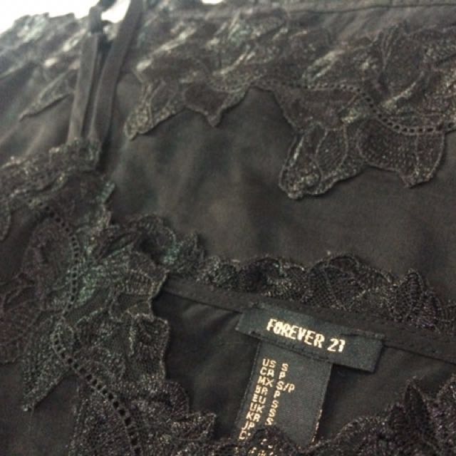 F21 slip-on dress (Category: Dresses) located in Quezon City. Submitted by lorgeeee (Listing ID 129175491, Image 2). Description: Condition: 9/10 Mid-length, with slit on the side, adjustable straps.