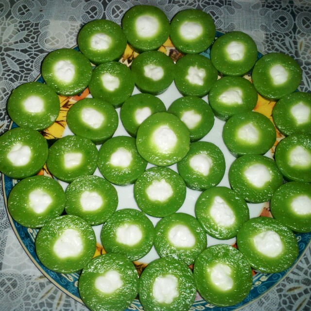 Kuih Nona Manis Food Drinks Baked Goods On Carousell