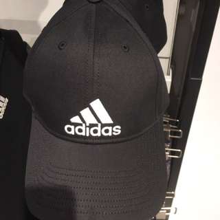 商品：ADIDAS 黑底白logo老帽 價錢：380  狀況：全新  備著：店到店 輔仁 松山捷運可面交   喜歡可私訊