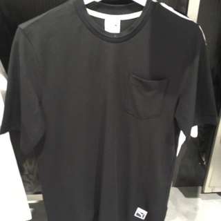 商品：PUMA素色 T-SHIRT 黑或白 尺寸:XS-XL 價錢：880 狀況：全新  備著：店到店 輔仁 松山捷運可面交   喜歡可私訊