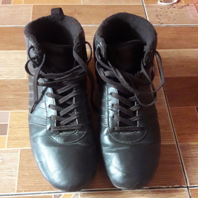 Sepatu Kets Adidas Original Size 42 Bahan Luar Kulit Bagian Dalam Seperti Handuk Nyaman N Empuk Dipakai Riject Sedikit Bagian Belakang Jahitan Terlepas Selebihnya Kondisi Good Kulit Utuh Tdk Cacat Fesyen Pria Sepatu Sneakers Di