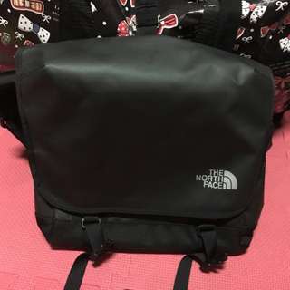 The North Face 黑色經典防水郵差包