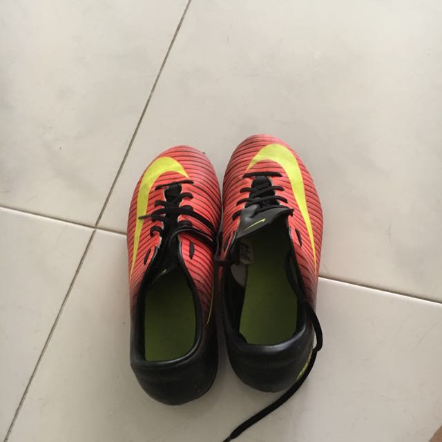 nike soccer spikes