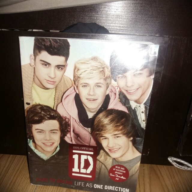 One Direction: First Official Book (Category: Magazines) located in Pasig City. Submitted by yanyanison (Listing ID 132753105, Image 1). Description: bought it for 800, add it to your collection!!.