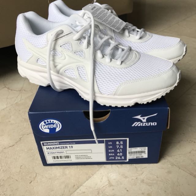 white mizuno running shoes