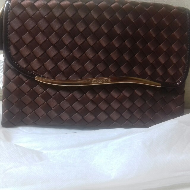 Tas Webe Yang Elegan Dengan Motif Anyaman Warna Cokelat Cocok