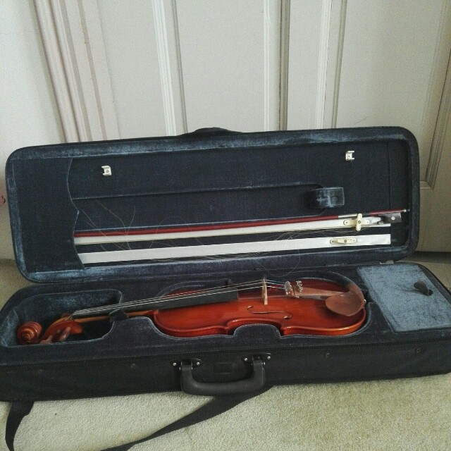 Violin (COD only) (Category: Musical Instruments) located in Kajang. Submitted by bybadidu (Listing ID 132928039, Image 2). Description: Size: 4/4 Bow: few strands putus.