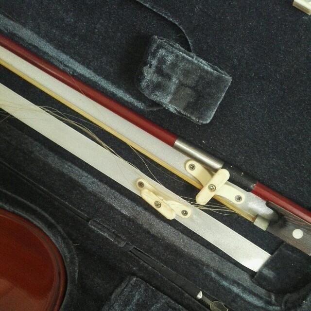 Violin (COD only) (Category: Musical Instruments) located in Kajang. Submitted by bybadidu (Listing ID 132928039, Image 3). Description: Size: 4/4 Bow: few strands putus.