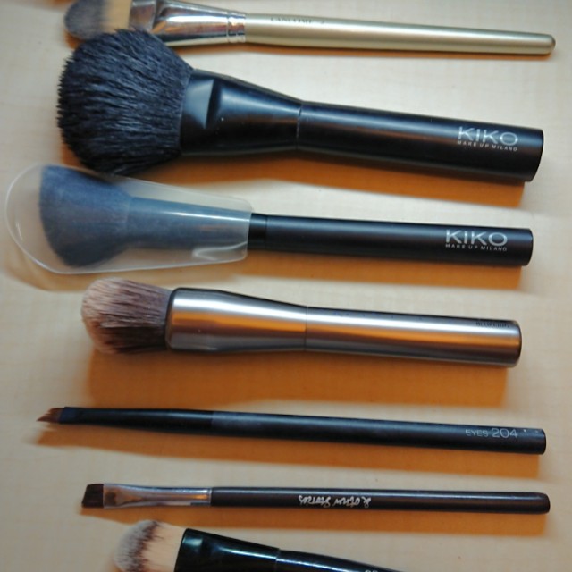 Assorted Brushes （分類：化妝品）位於 Hong Kong。 由 missylam 提交（商品編號 133325787，圖片 1）。簡介： Assorted brushes of 8 New n used all cleaned Brands Including Sephora, Lamcome, Kiko, Urban Decay, & other stories and eSpoir. By mail only, 只限郵寄。。
