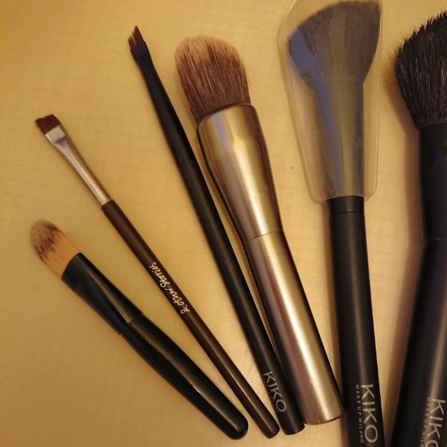 Assorted Brushes （分類：化妝品）位於 Hong Kong。 由 missylam 提交（商品編號 133325787，圖片 3）。簡介： Assorted brushes of 8 New n used all cleaned Brands Including Sephora, Lamcome, Kiko, Urban Decay, & other stories and eSpoir. By mail only, 只限郵寄。。