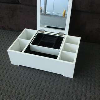 Jewelry box