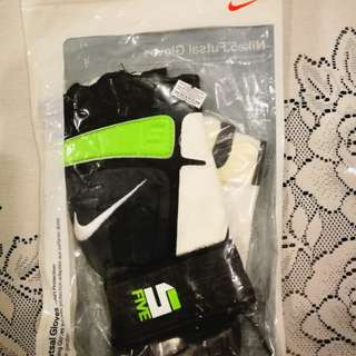 nike futsal gloves