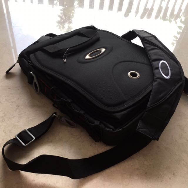 Oakley men's vertical 2.0 messenger shop bag