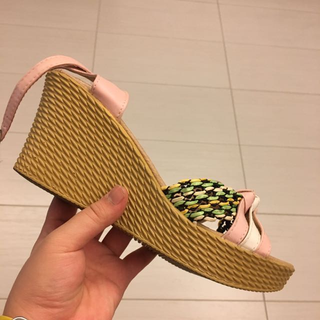 Shoes (Category: Sneakers) located in Kuala Lumpur. Submitted by rossie_88 (Listing ID 134037101, Image 2). Description: .