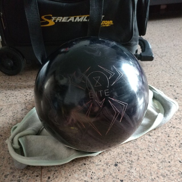 Hammer Black Widow Bite Bowling Ball 14lbs, Sports Equipment, Sports
