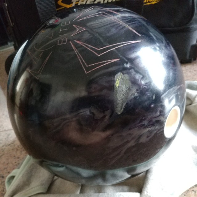 Hammer Black Widow Bite Bowling Ball 14lbs, Sports Equipment, Sports