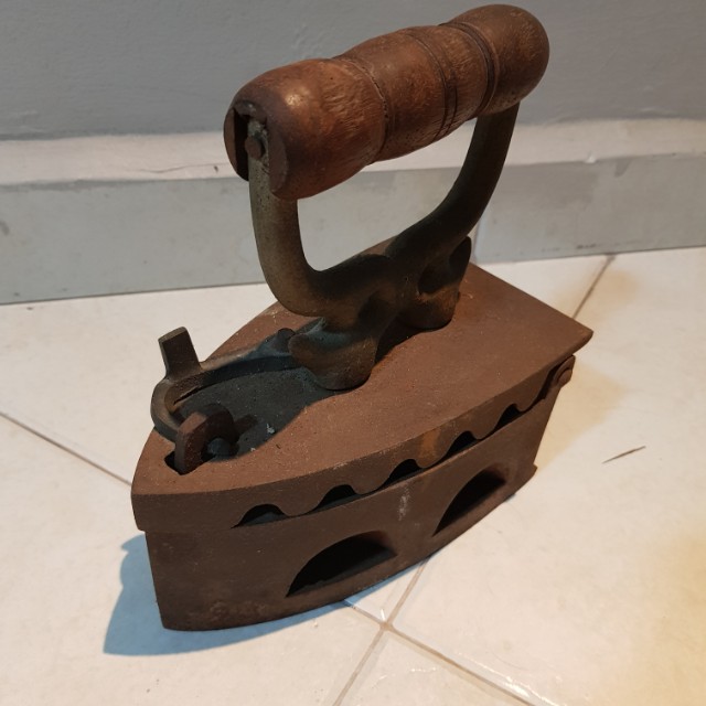 Vintage Charcoal Iron, Hobbies & Toys, Memorabilia & Collectibles