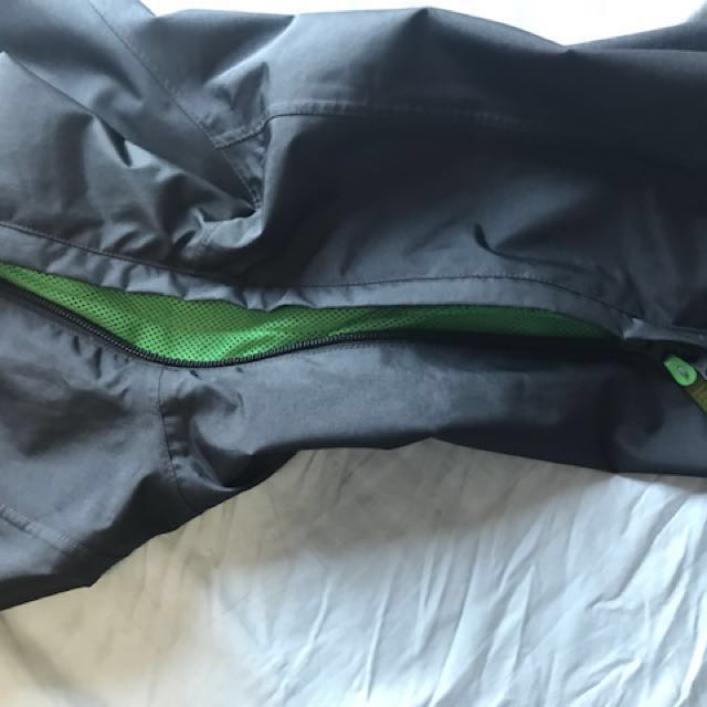 Burton IDiom 3L snowboarding jacket, 男裝, 外套及戶外衣服- Carousell