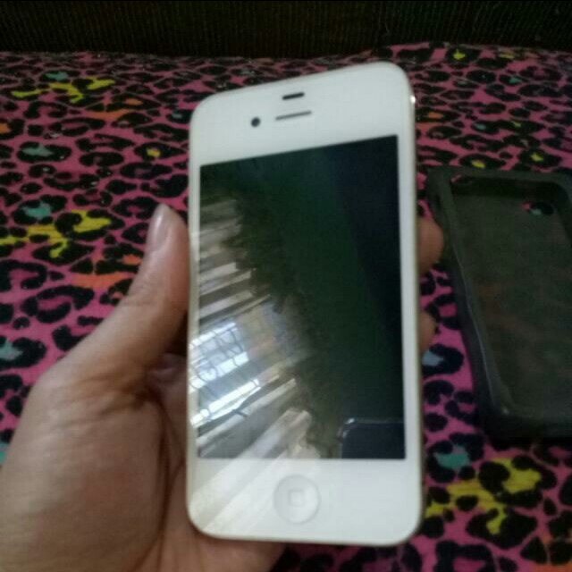 Iphone 4 (Category: Others) located in Cainta. Submitted by closetnikikay (Listing ID 134657604, Image 3). Description: In good condition No issues.