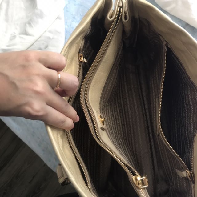 Prada （分類：長銀包）位於 Hong Kong。 由 rktruda 提交（商品編號 134576994，圖片 2）。簡介： 。