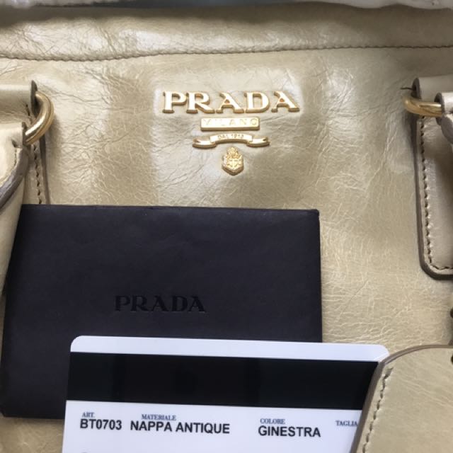 Prada （分類：長銀包）位於 Hong Kong。 由 rktruda 提交（商品編號 134576994，圖片 3）。簡介： 。