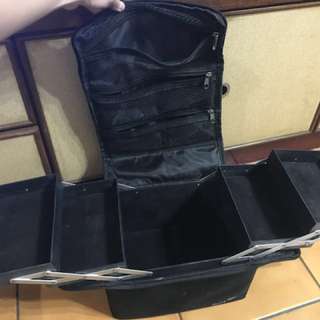二手賣-中型尼龍活動隔層彩妝箱（附彩妝用品）