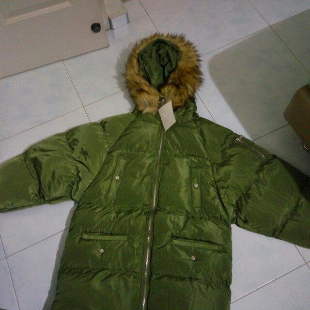 Winter Jacket (Category: Coats, Jackets and Outerwear) located in Singapore. Submitted by plumpy333 (Listing ID 134823542, Image 2). Description: Brand new winter coat Size L Coat length: 81cm Bust size:120cm Shoulder length:43cm Sleeve length:67cm The coat is brand new, withstand -10 degree. Thick and warm. Suitable for ladies weight around 72kg..