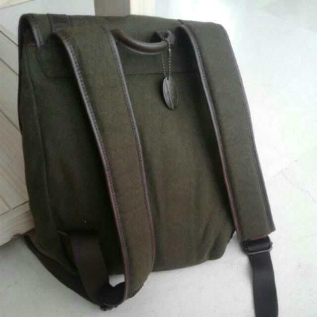 Backpack (Category: Backpacks) located in Singapore. Submitted by saltyduddde (Listing ID 131824338, Image 3). Description: .