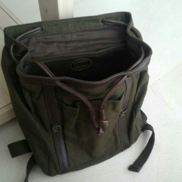 Backpack (Category: Backpacks) located in Singapore. Submitted by saltyduddde (Listing ID 131824338, Image 4). Description: .