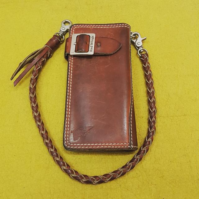 Red wing wallet with chain clearance