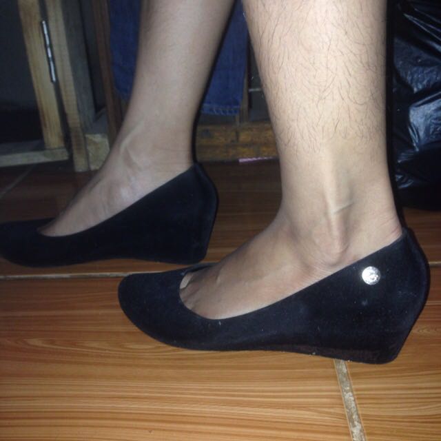 Sepatu Bata No 39 Bahan Beludru Fesyen Wanita Sepatu Di Carousell