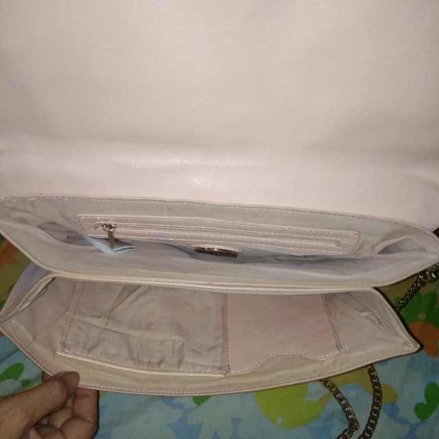 NEW Elegant Shoulder Bag (Category: Shoulder Bags) located in San Fernando. Submitted by khernan (Listing ID 135023457, Image 2). Description: Brand: Orsay Width: 32 cm Length: 22 cm Flaws: None #HappyCarouween.