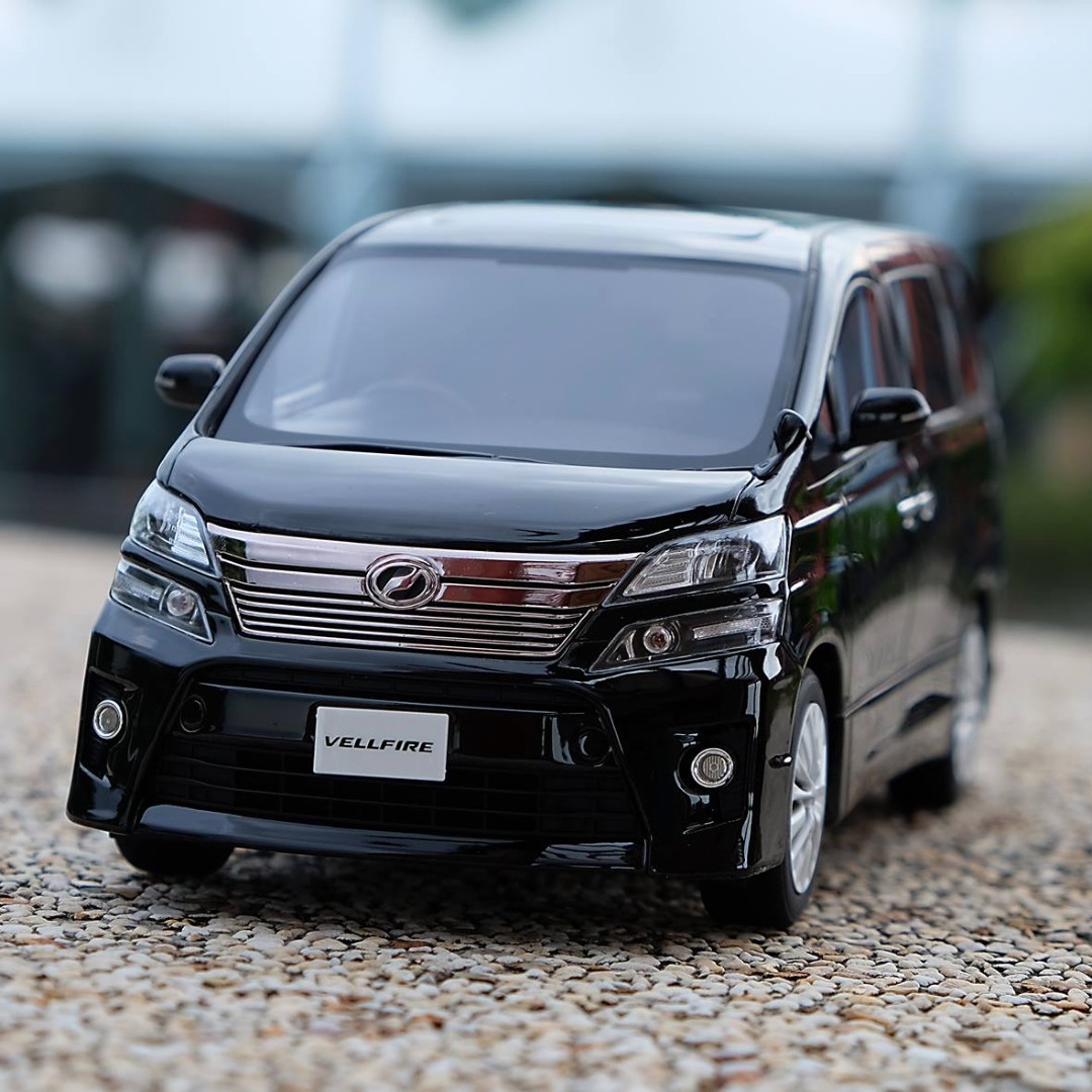 Limited Edition Toyota Vellfire 1:18 Scale Model (Brand New In Box 