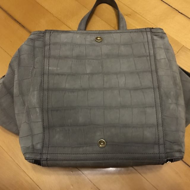 Saint Laurent 手袋 （分類：手袋及銀包）位於 Hong Kong。 由 karis_b 提交（商品編號 131770099，圖片 3）。簡介： 過幾個月需要搬家，大屋搬細屋，只求有心人，平售，不議價！ YSL真皮手袋，只用過幾次，9成半新，非常乾淨！。