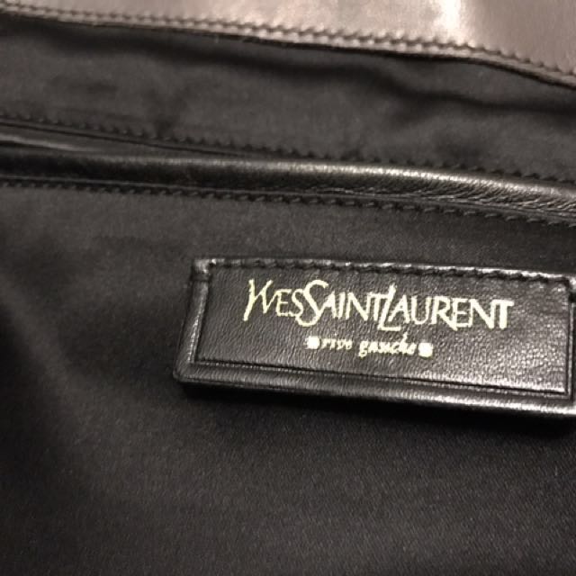 Saint Laurent 手袋 （分類：手袋及銀包）位於 Hong Kong。 由 karis_b 提交（商品編號 131770099，圖片 2）。簡介： 過幾個月需要搬家，大屋搬細屋，只求有心人，平售，不議價！ YSL真皮手袋，只用過幾次，9成半新，非常乾淨！。