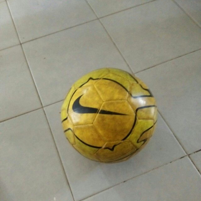 nike yellow color