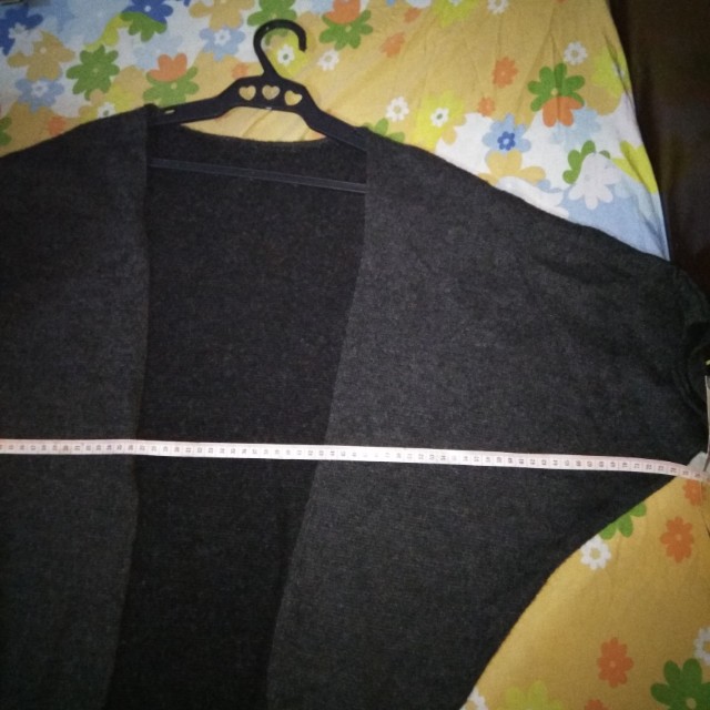 Wool Cardigan (Category: Coats, Jackets and Outerwear) located in San Fernando. Submitted by khernan (Listing ID 135022463, Image 2). Description: Brand: Unbranded (Free size) Measurements when laid flat: Width: 74 cm Length: 68.5 cm Flaws: None #HappyCarouween.