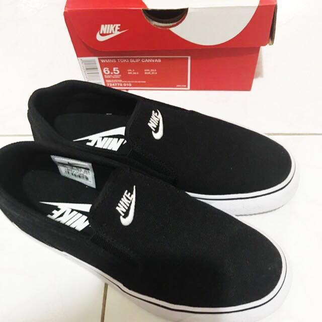 Nike wmns best sale toki slip canvas