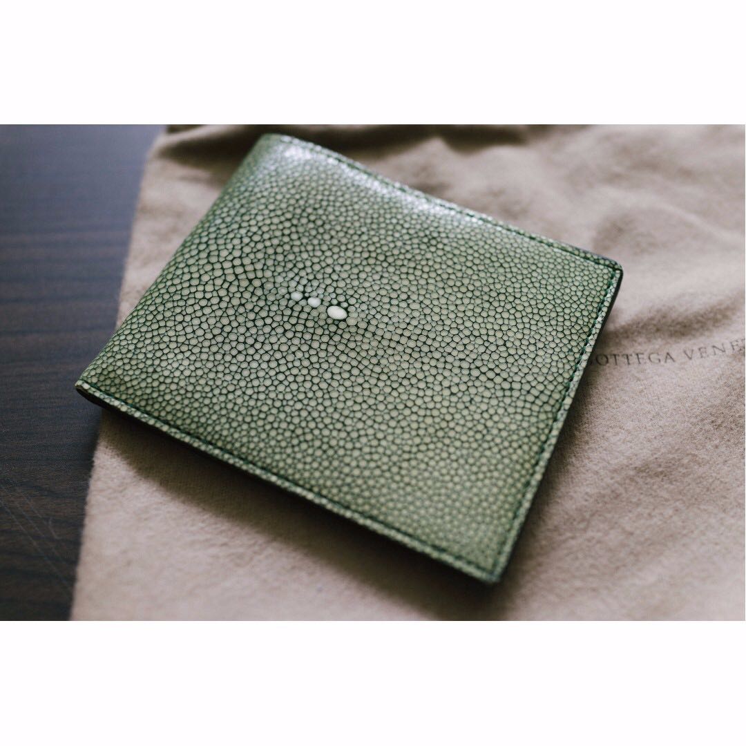 Bottega veneta stingray best sale wallet