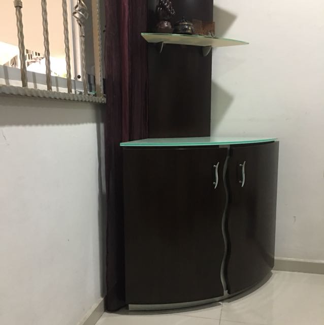 Corner Display Unit (Category: Shelves, Cabinets & Racks) located in Singapore. Submitted by xiang2326 (Listing ID 135459119, Image 1). Description: .