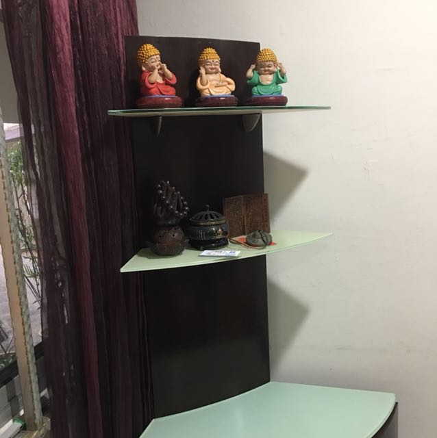 Corner Display Unit (Category: Shelves, Cabinets & Racks) located in Singapore. Submitted by xiang2326 (Listing ID 135459119, Image 2). Description: .