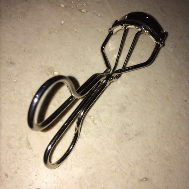 Daiso Eyelash Curler, Beauty & Personal Care, Face, Makeup on Carousell