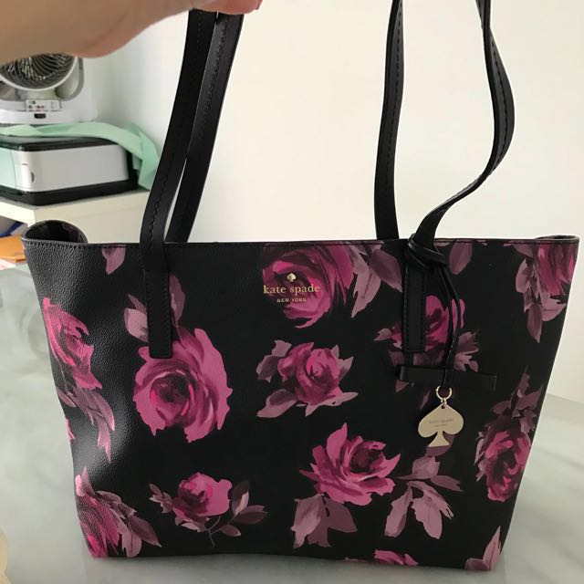Arriba 80+ imagen kate spade black purse with pink flowers