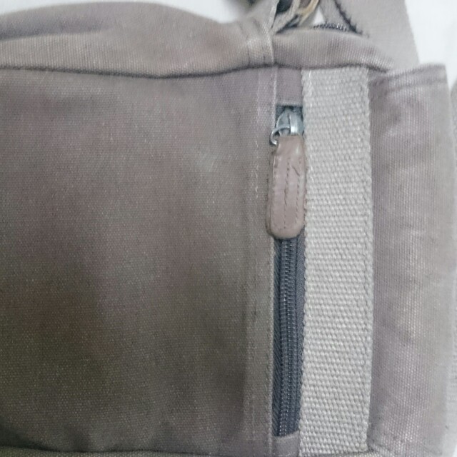 Caterpillar sling bag (Category: Wallets & Card Holders) located in Quezon City. Submitted by babayaga07 (Listing ID 135808777, Image 3). Description: Used but not abused, madumi lang slight negotiable 09777407000 hindi Lagi online.