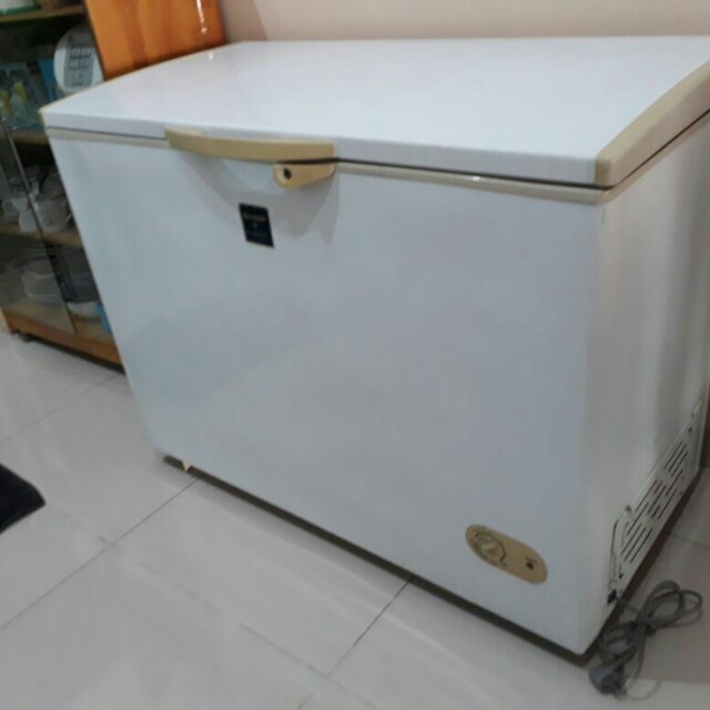 Freezer box top sharp 300 liter
