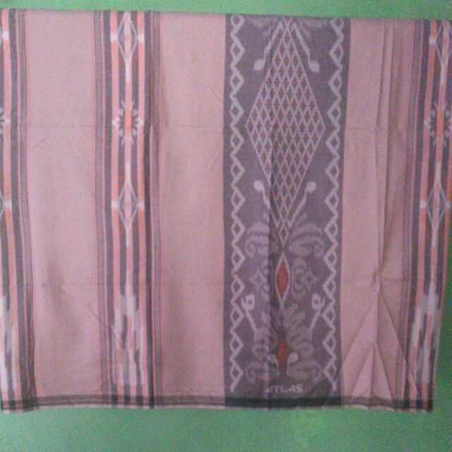Sarung Atlas Motif Kembang Olshop Fashion Olshop Pria On Carousell