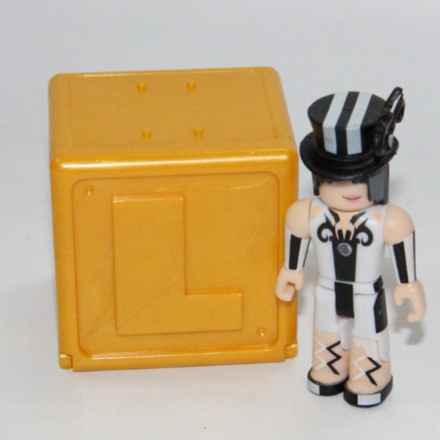 Roblox Gold Series 3 Fuzzywoo Toys Games Bricks Figurines On Carousell - you met roblox toy fuzzywooo roblox