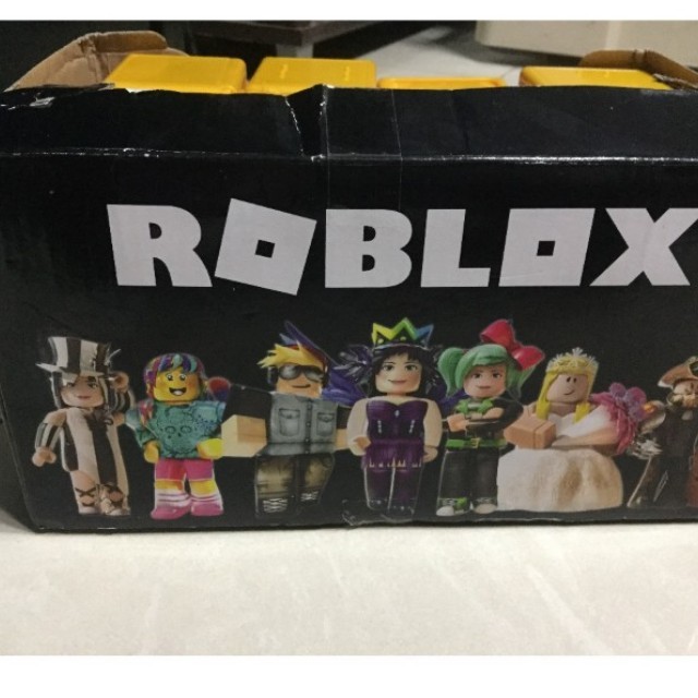 Roblox Gold Series 3 Fuzzywoo Toys Games Bricks Figurines On Carousell - you met roblox toy fuzzywooo roblox