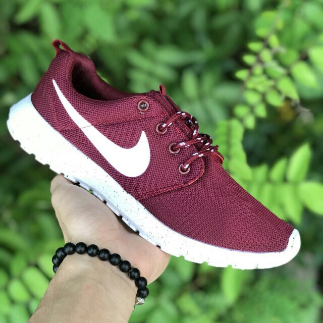 ROSHE MAROON OREO 36 45 Men s Fashion Footwear Sneakers on Carousell